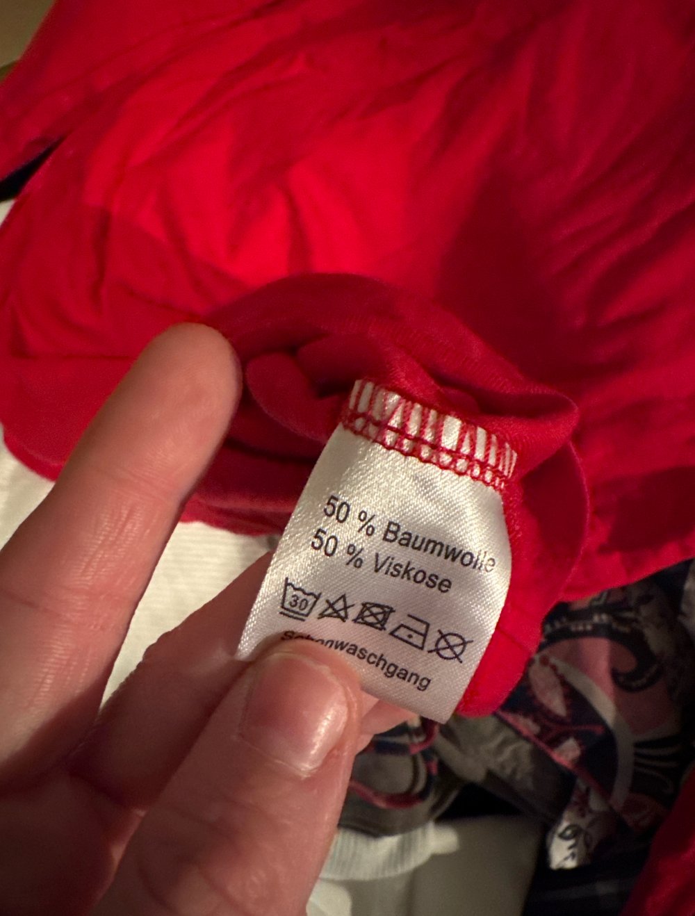 Schönes hellrotes Sweatshirt