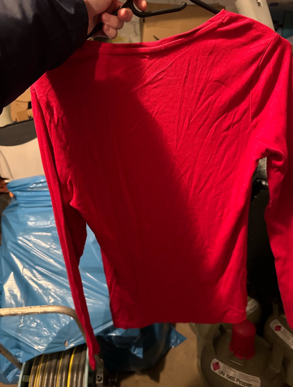 Schönes hellrotes Sweatshirt