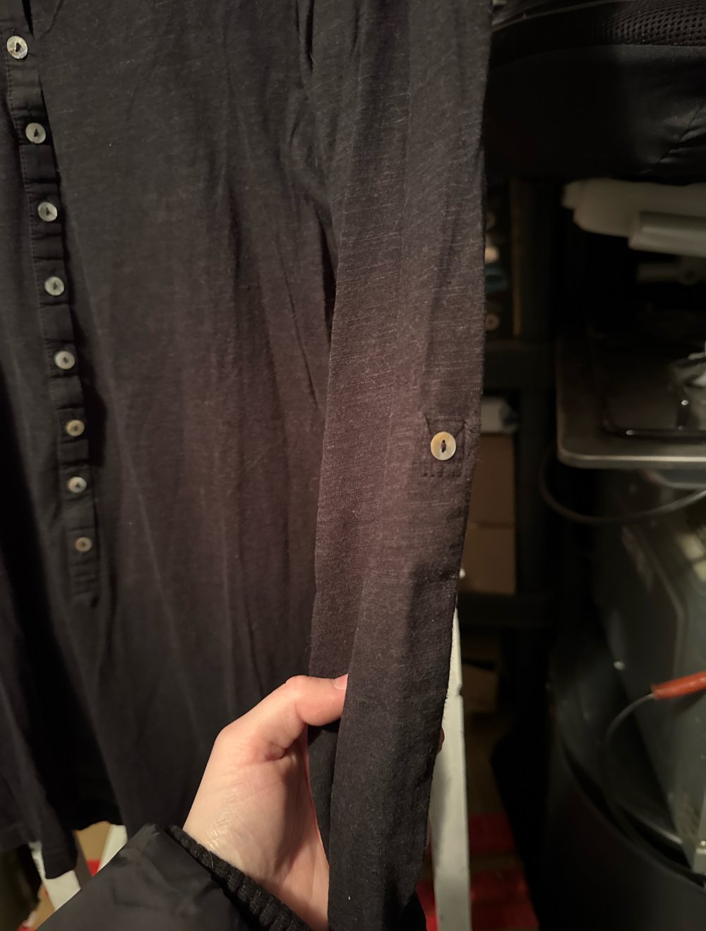 schönes dünnes schwarzes Sweatshirt
