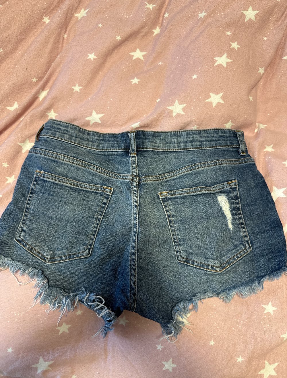 Schöne kurze zerfranste Jeans