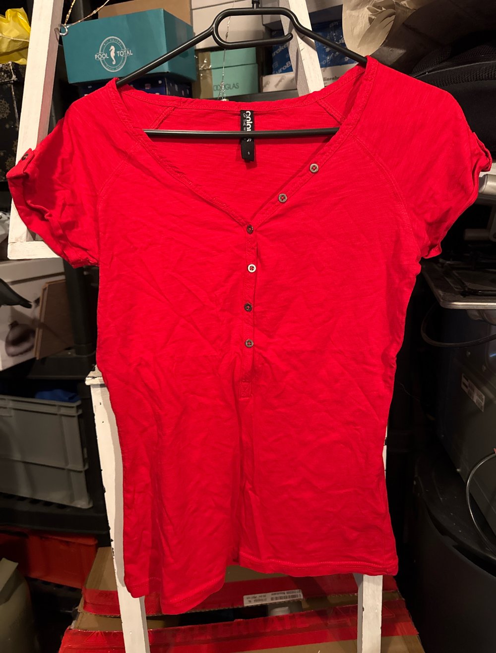 Schönes kräftiges rotes tshirt