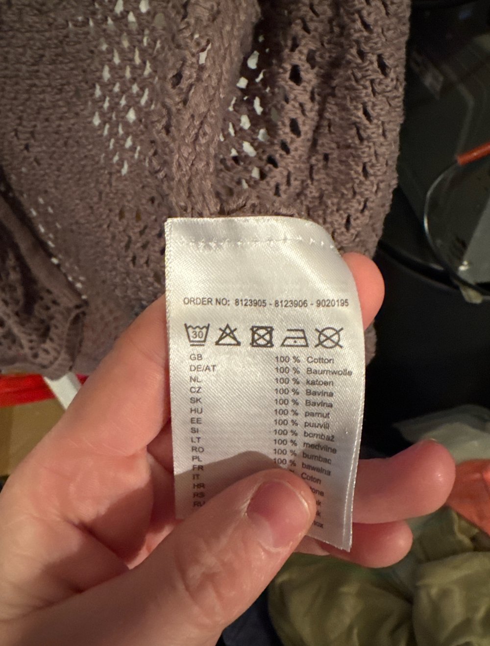 langer brauner durchlöcherter Cardigan