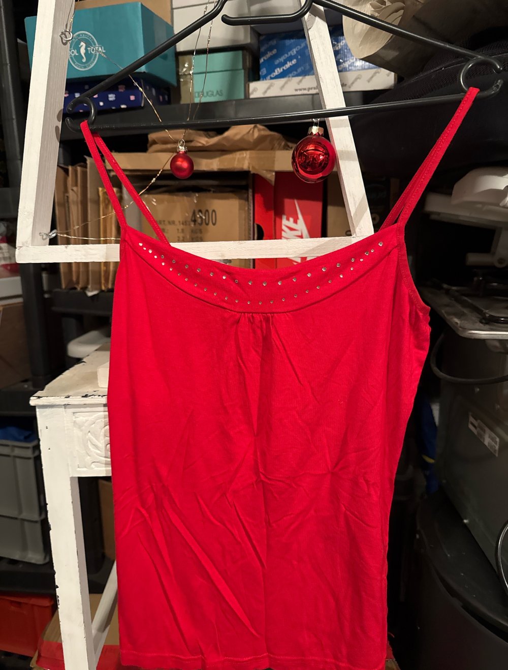 sehr schönes rotes top mit Strass Steinen oben S