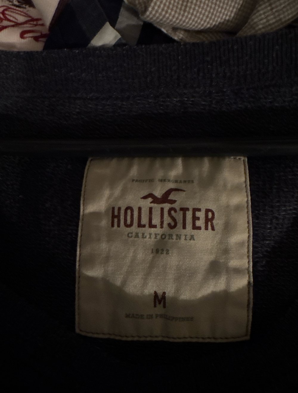 Hollister Pulli mit steinchen und dunkel blau