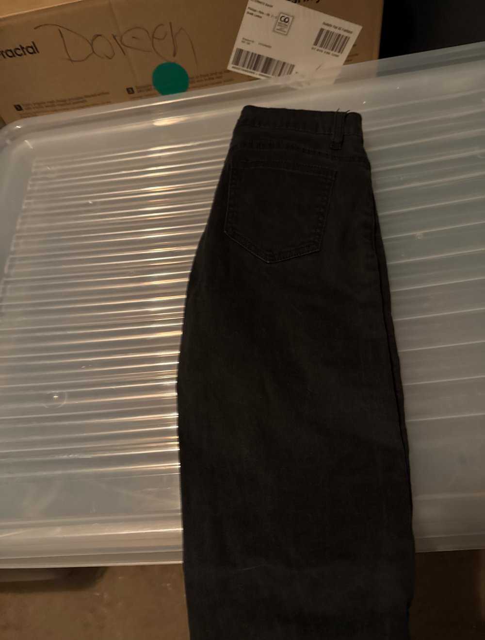 schwarz verwaschene kaputte Jeans