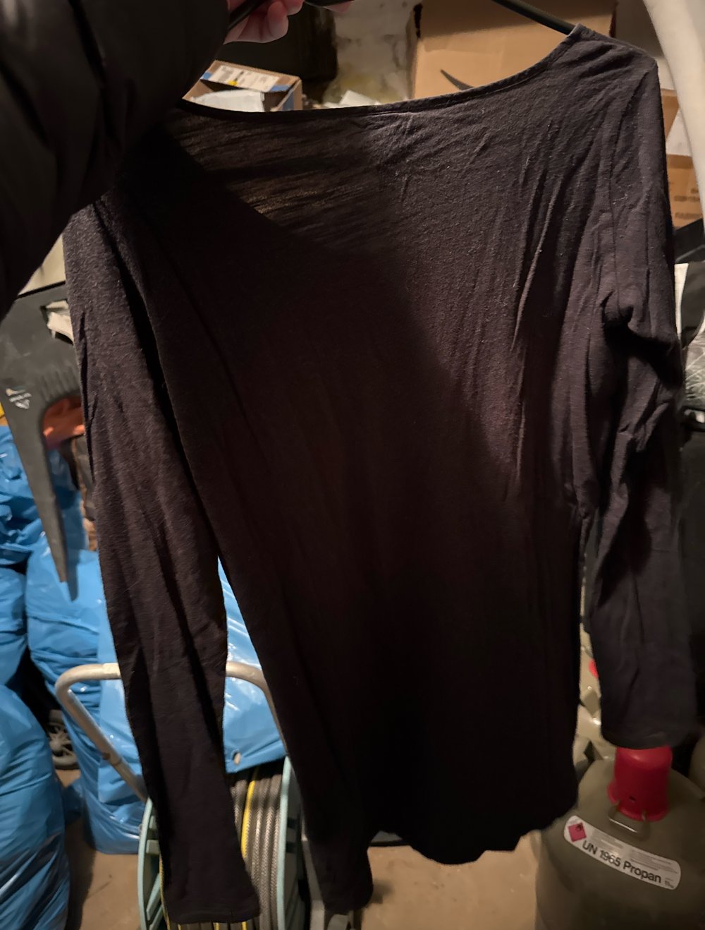 schönes dünnes schwarzes Sweatshirt