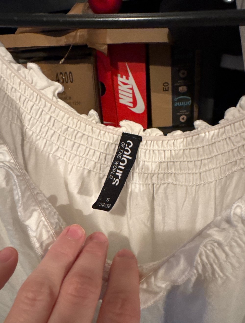 Schöne weiße lockere Bluse