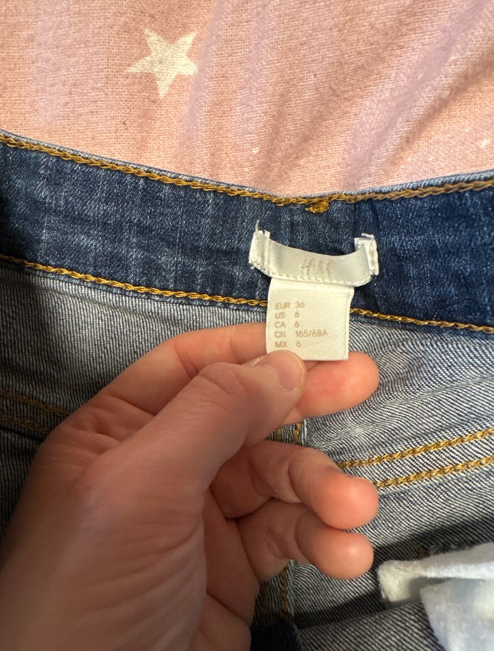 Schöne kurze zerfranste Jeans