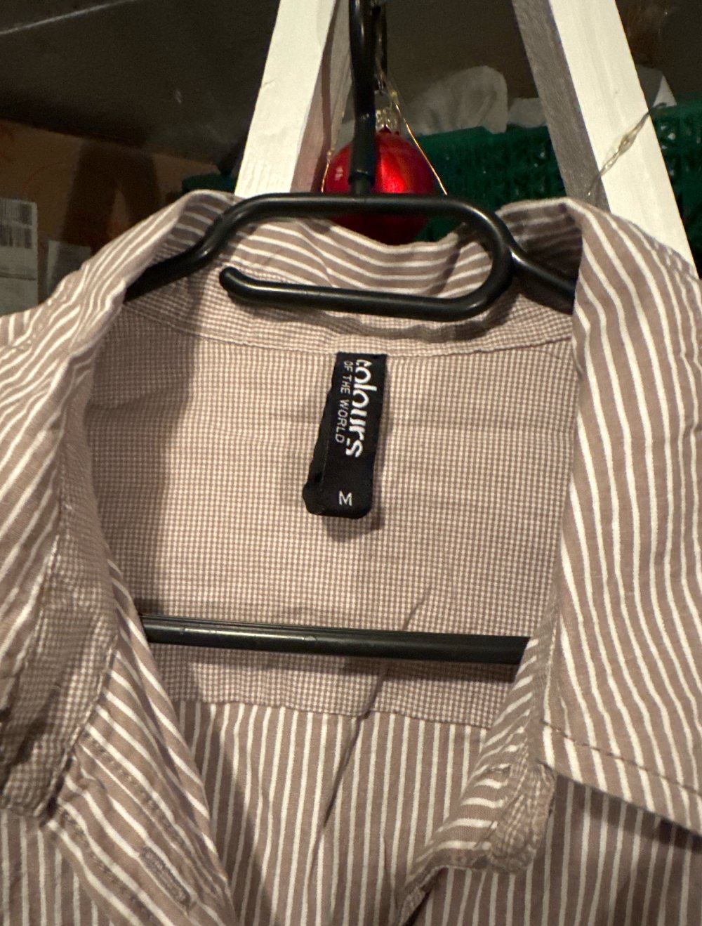 Schöne gestreifte beige weise Bluse
