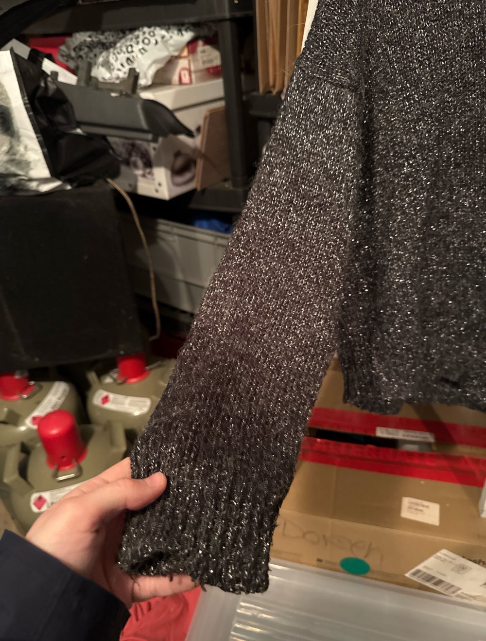 Schöner kurzer Glitzer Pulli