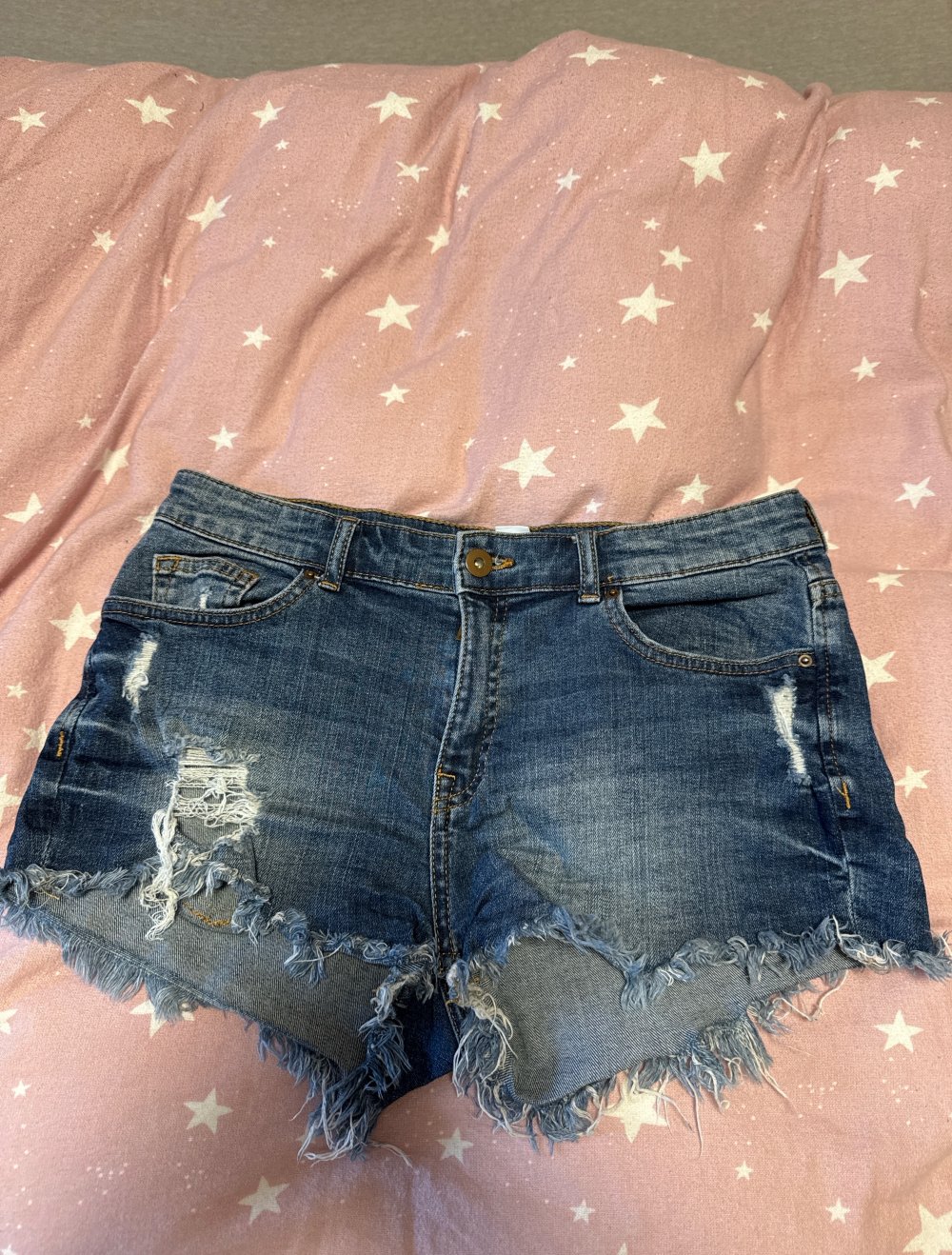 Schöne kurze zerfranste Jeans