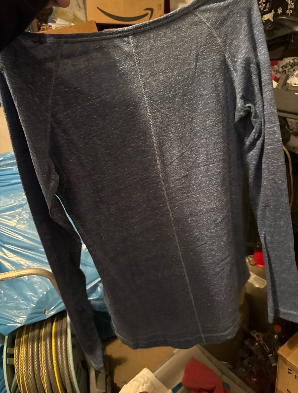 schönes dunkel blaues Sweatshirt