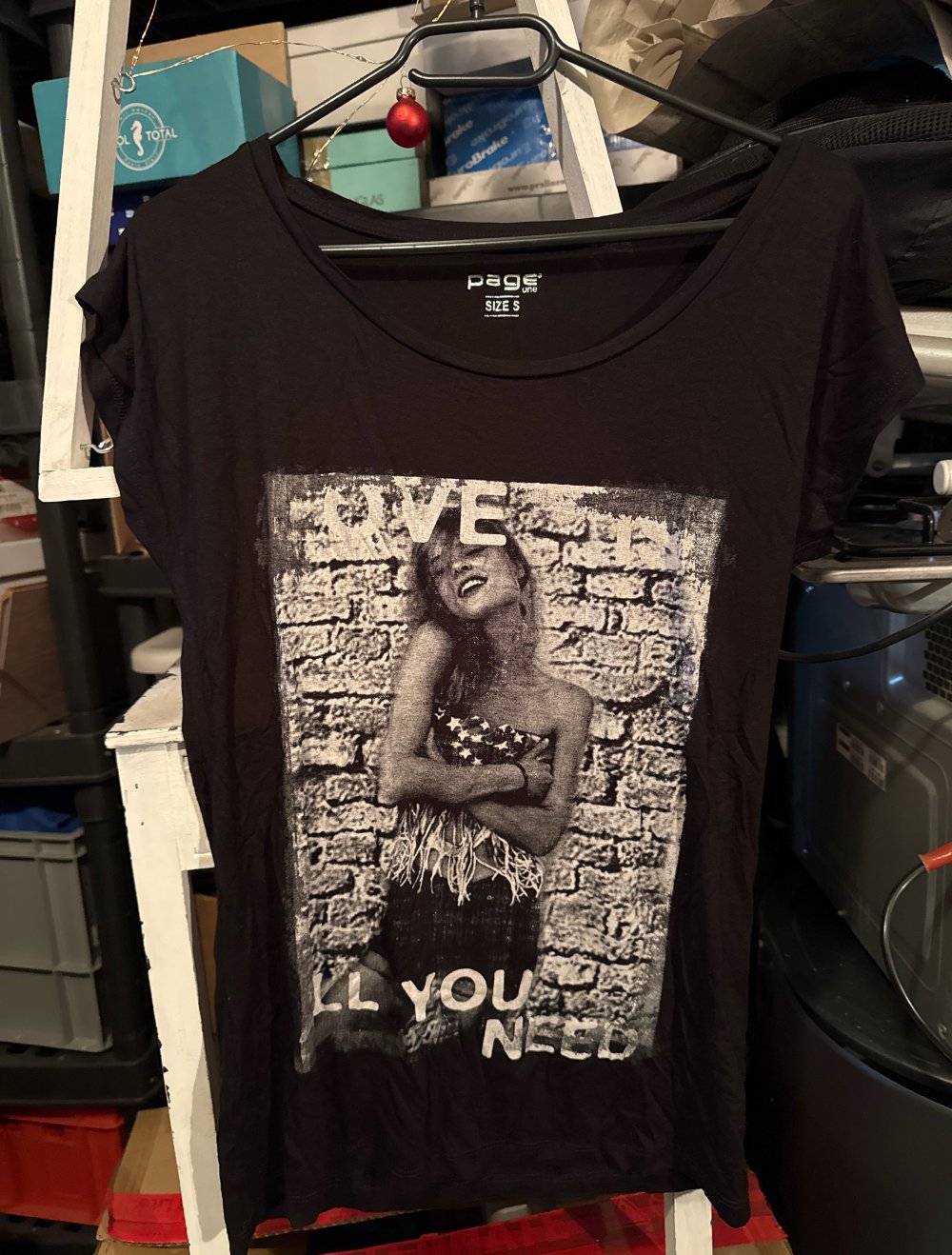 sehr schönes schwarz bedrucktes tshirt