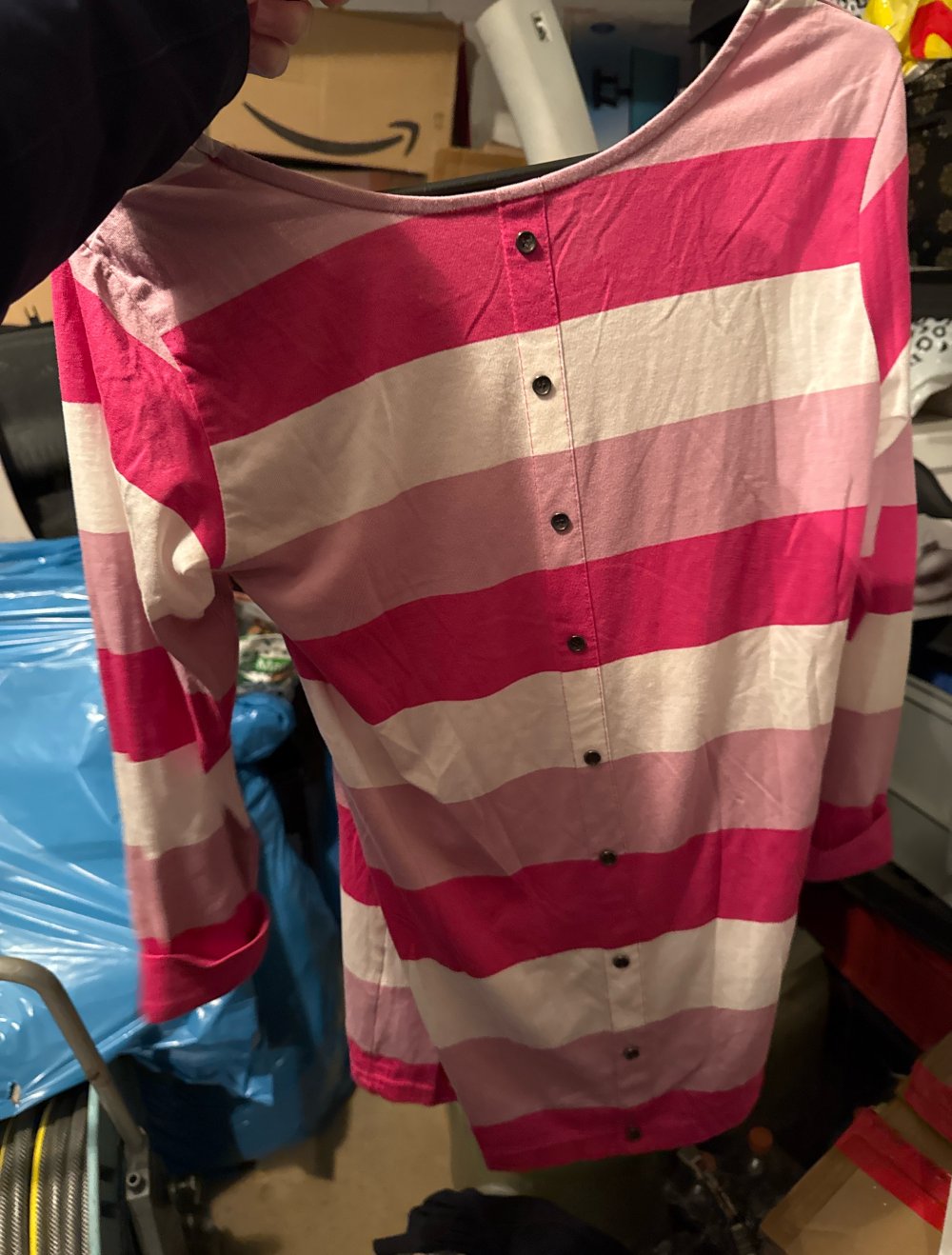 schönes buntes gestreiftes Sweatshirt