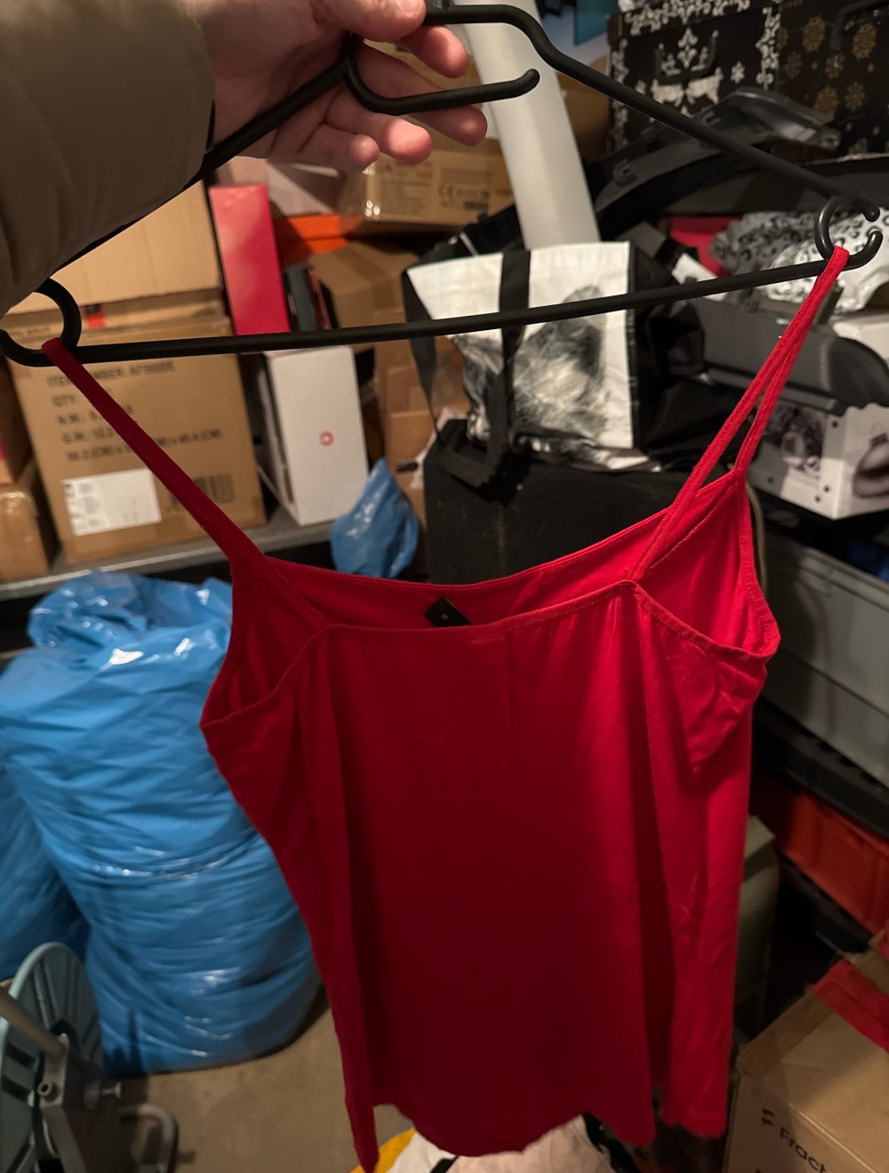 sehr schönes rotes top mit Strass Steinen oben S