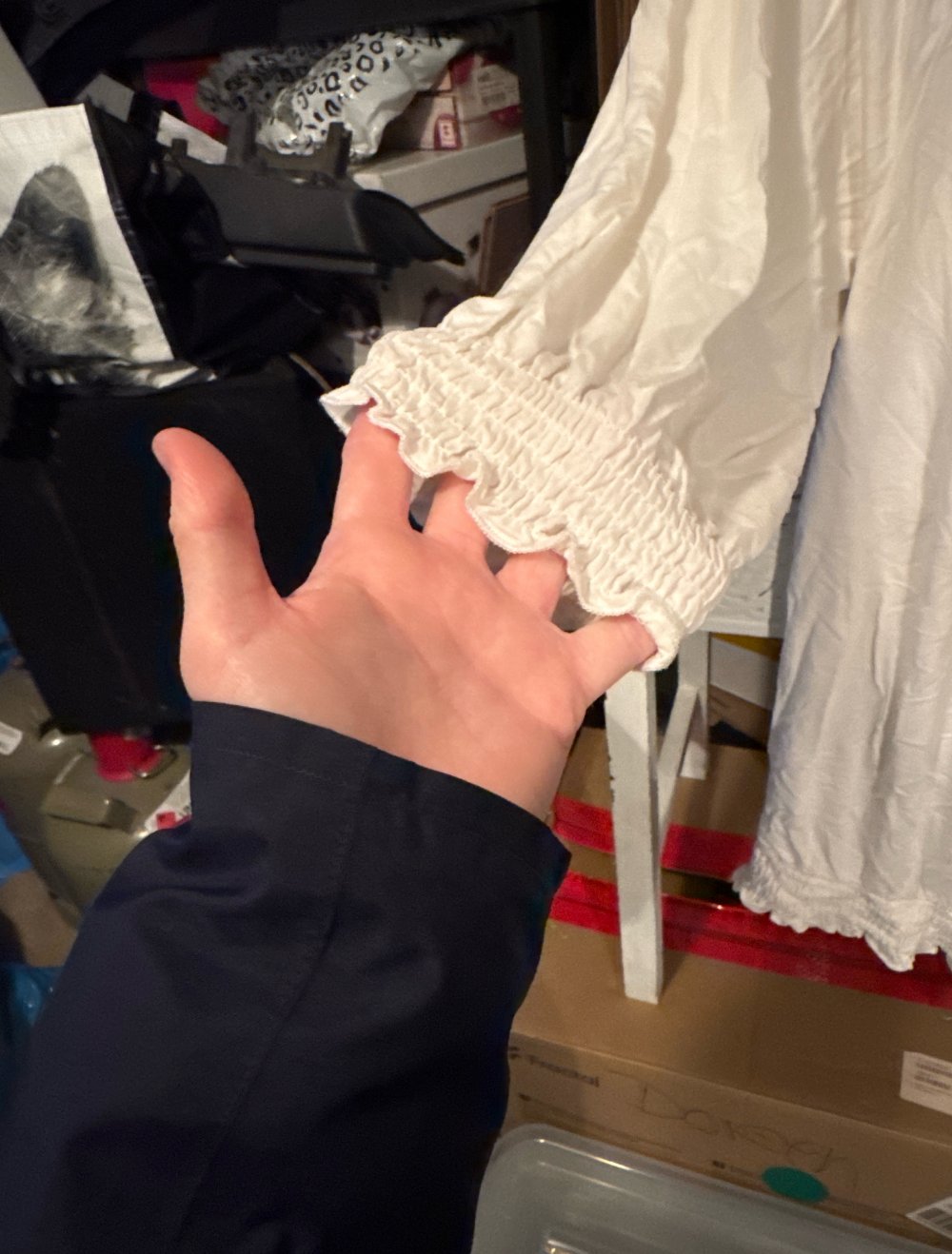 Schöne weiße lockere Bluse