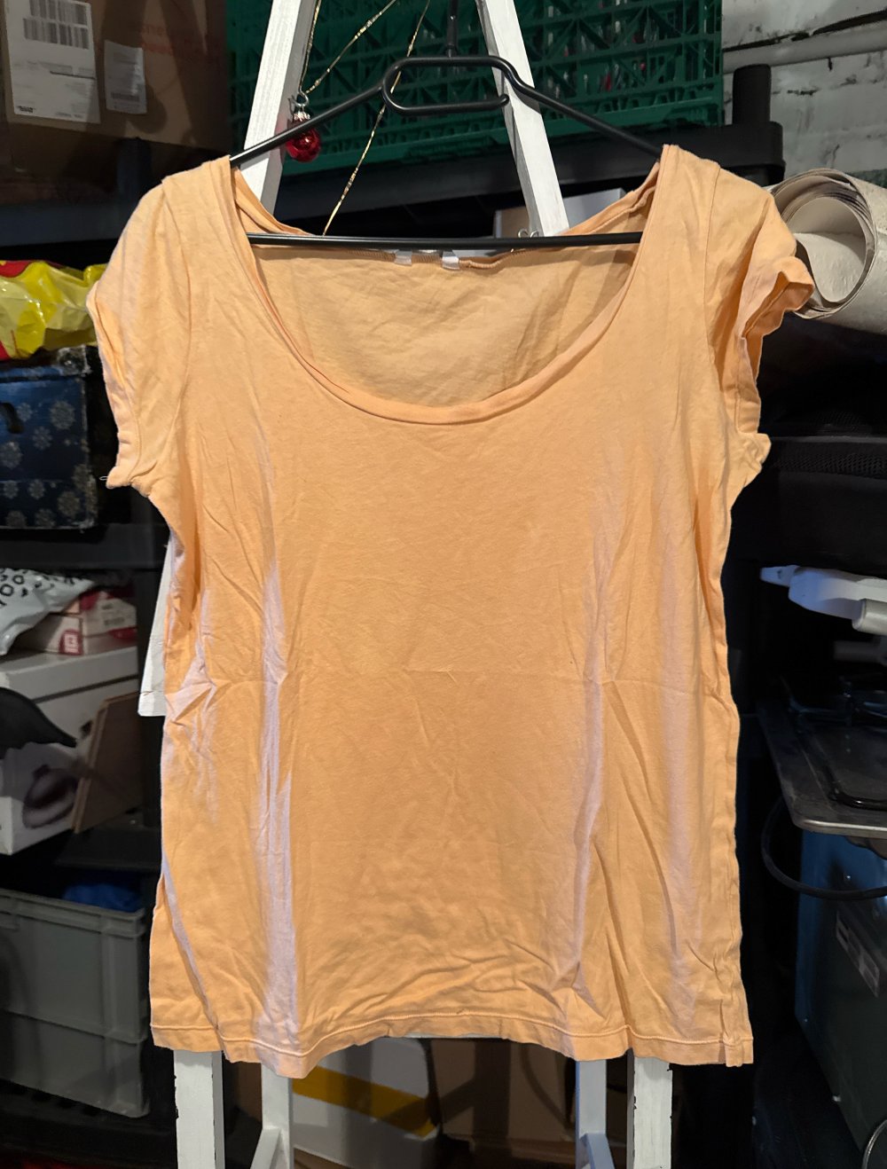 schönes Aprikot färbendes tshirt