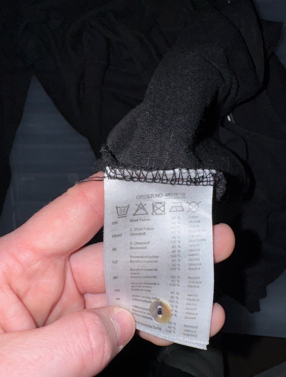 schönes dünnes schwarzes Sweatshirt