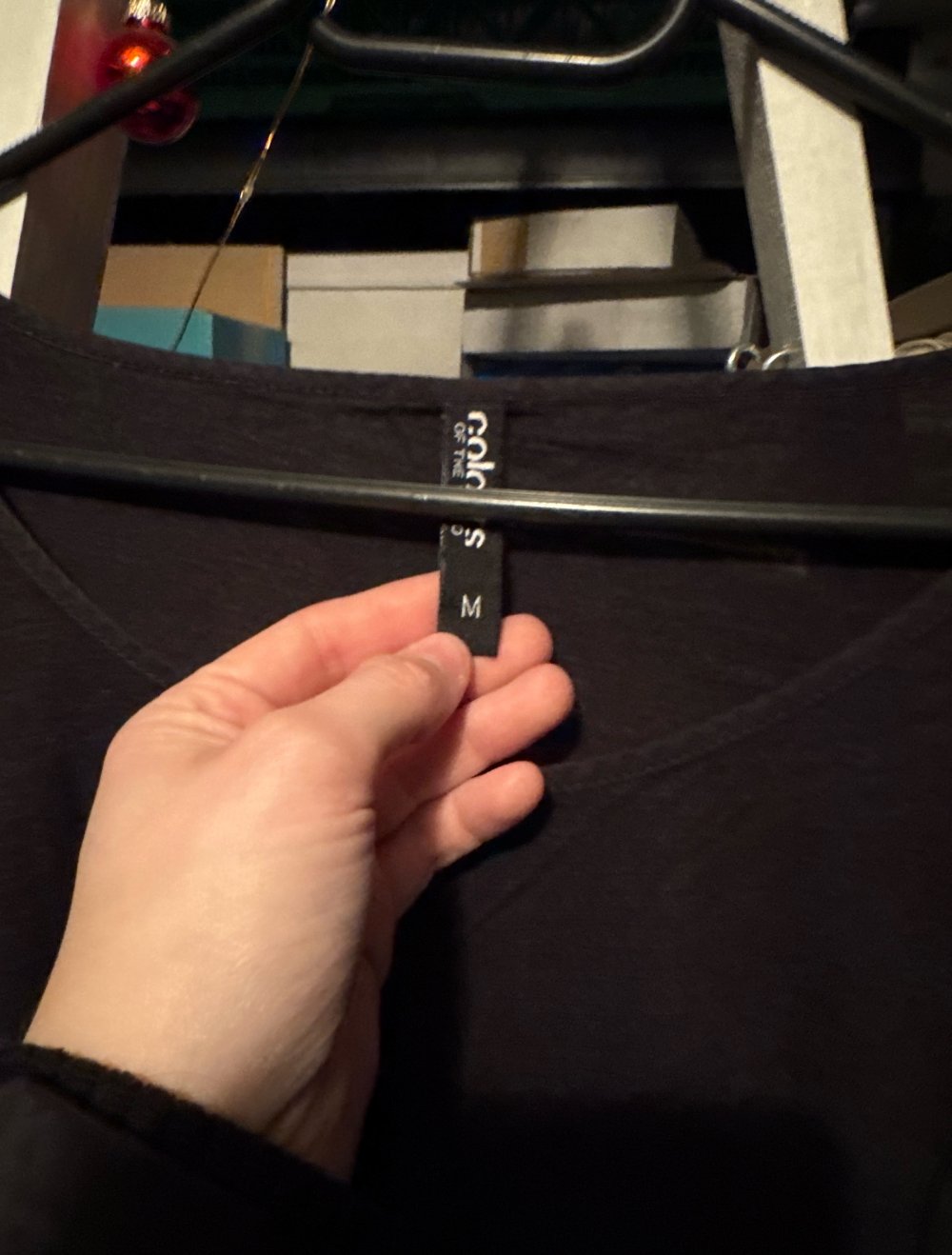 schönes dünnes schwarzes Sweatshirt
