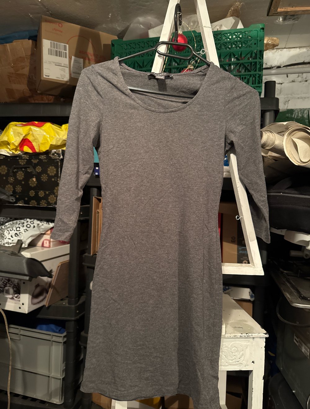 schönes graues Figur betontes Kleid