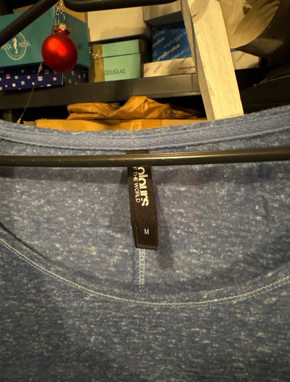 schönes dunkel blaues Sweatshirt
