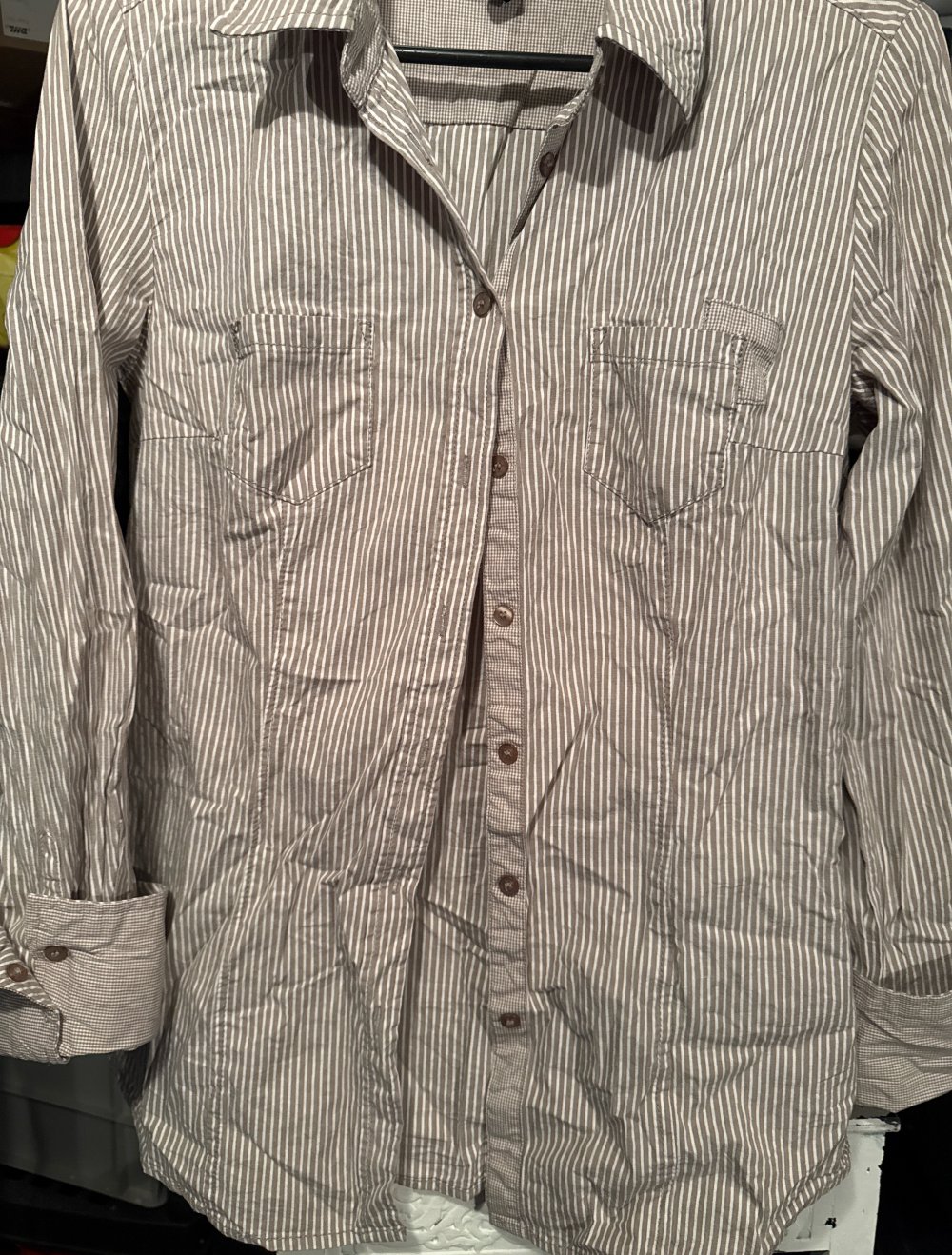 Schöne gestreifte beige weise Bluse