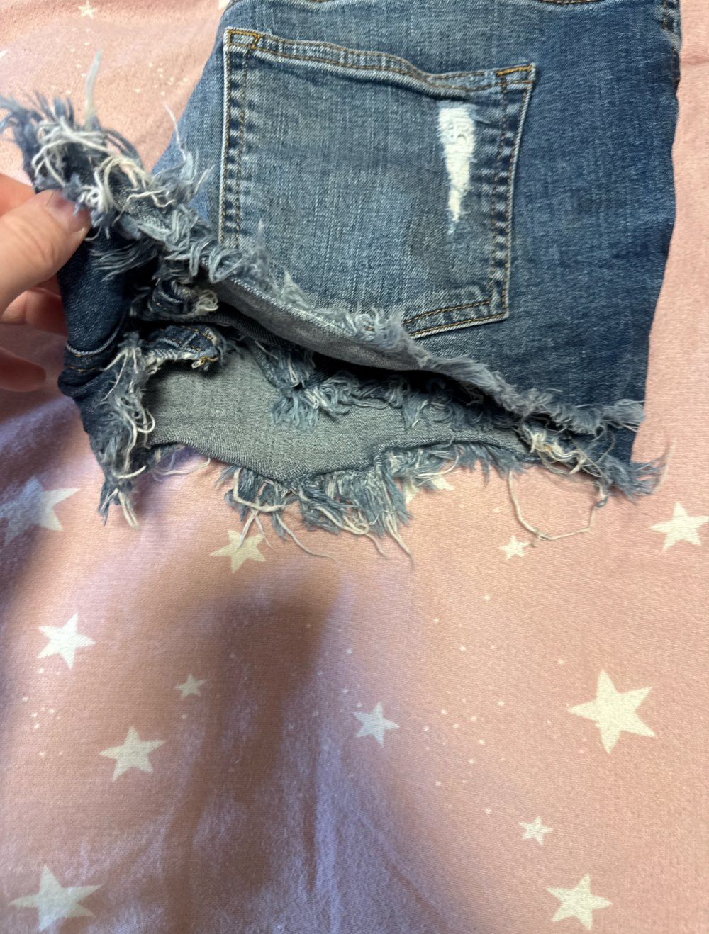Schöne kurze zerfranste Jeans