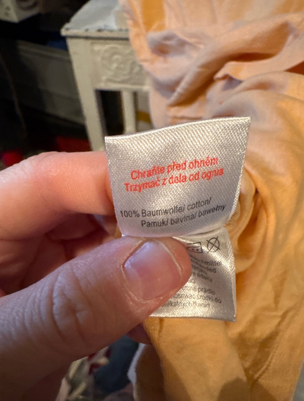 schönes Aprikot färbendes tshirt