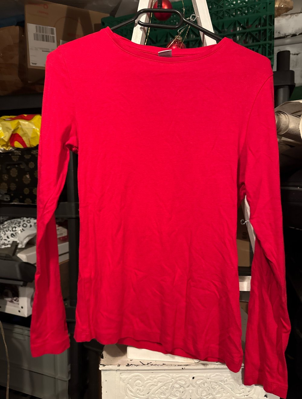 Schönes hellrotes Sweatshirt