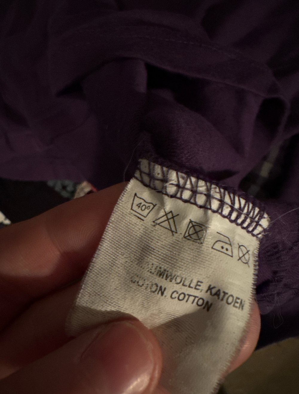 Schönes einfaches lila Sweatshirt