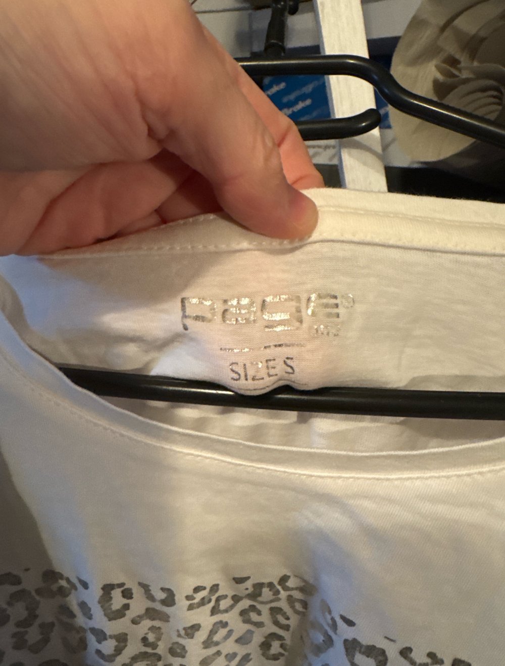 schönes weises bedrucktes tshirt S