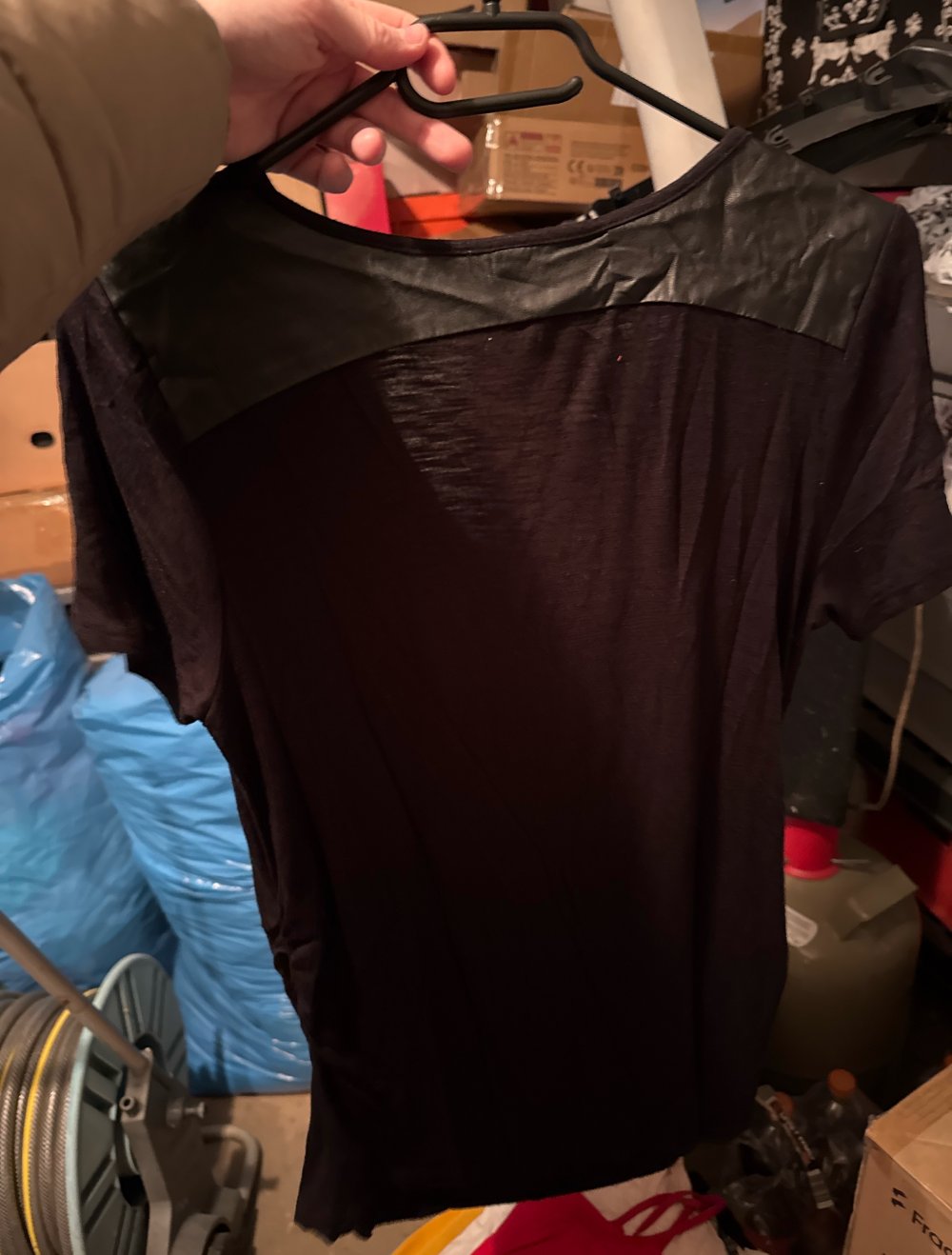 Schönes schwarzes elegantes tshirt