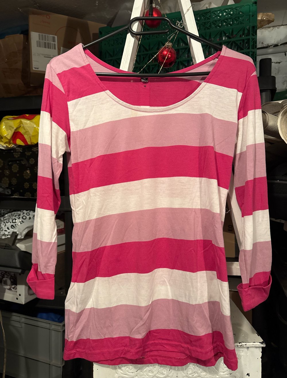 schönes buntes gestreiftes Sweatshirt