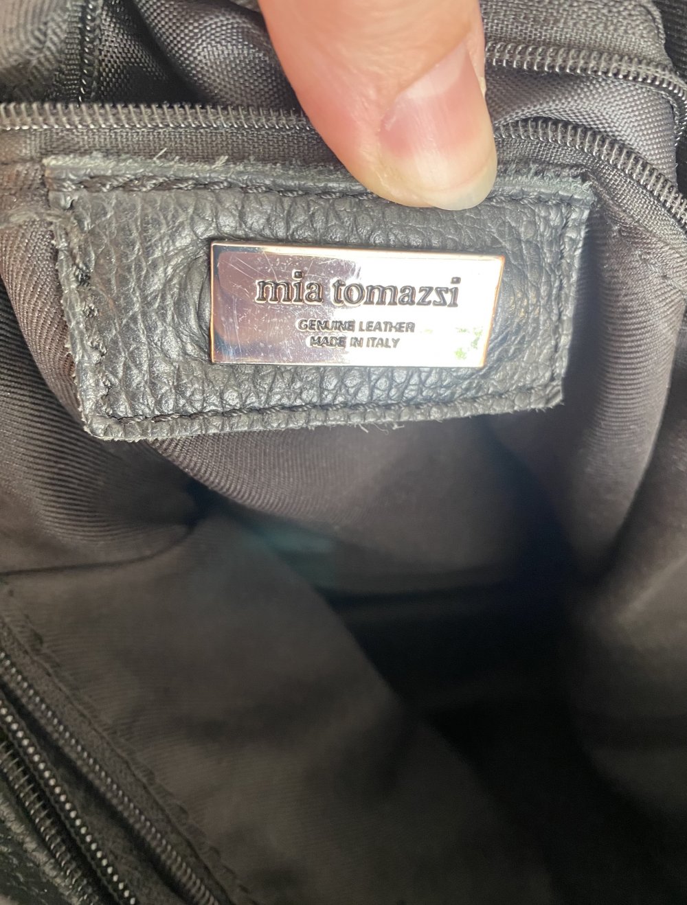 Mia Tomazzi Neuwertige Leder-Schultertasche in Schwarz mit Anhänger Made in Italy