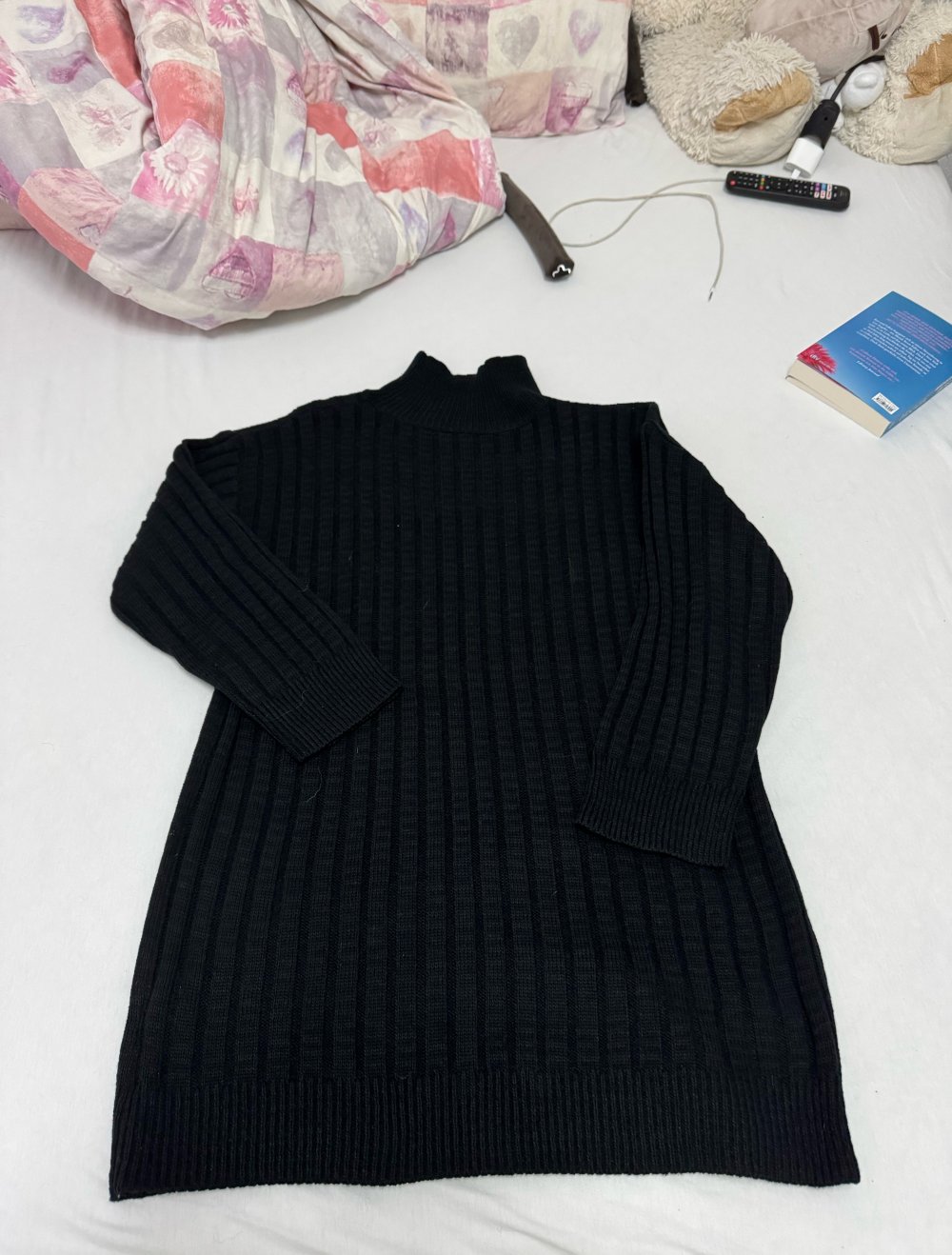 schwarzes Pulloverkleid