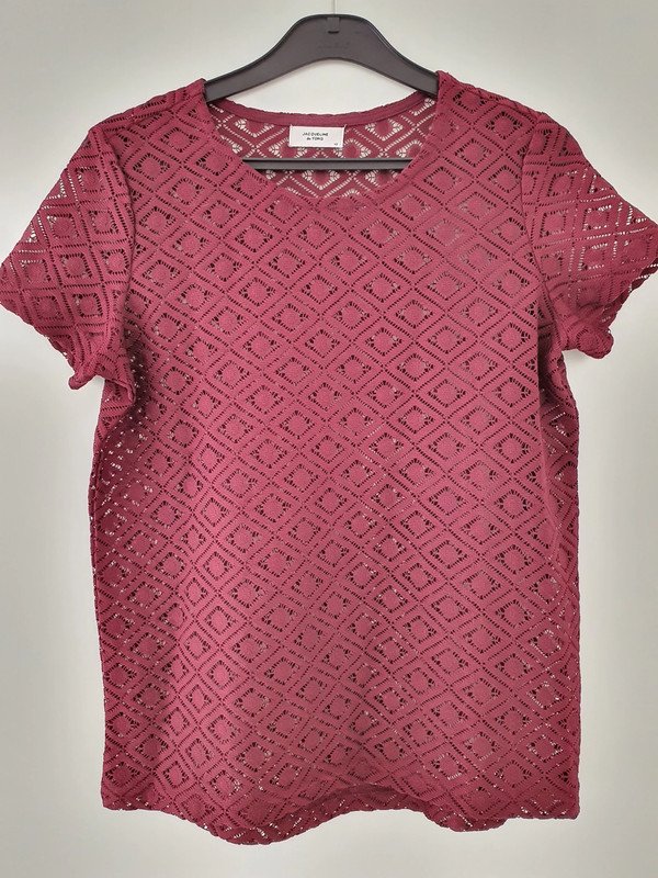 Dunkelrotes Shirt