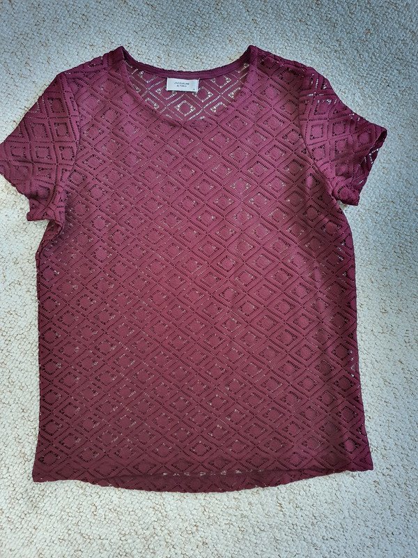 Dunkelrotes Shirt