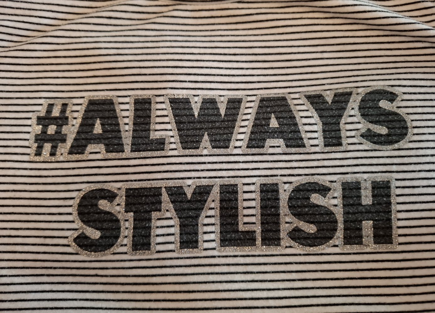 Schwarz-weiß gestreiftes T-Shirt (Schulterfrei) mit Glitzeraufdruck von here + there