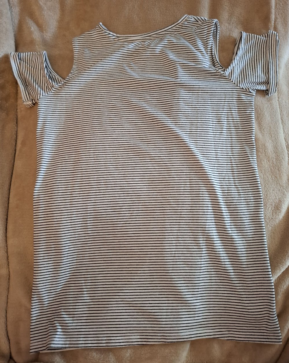 Schwarz-weiß gestreiftes T-Shirt (Schulterfrei) mit Glitzeraufdruck von here + there