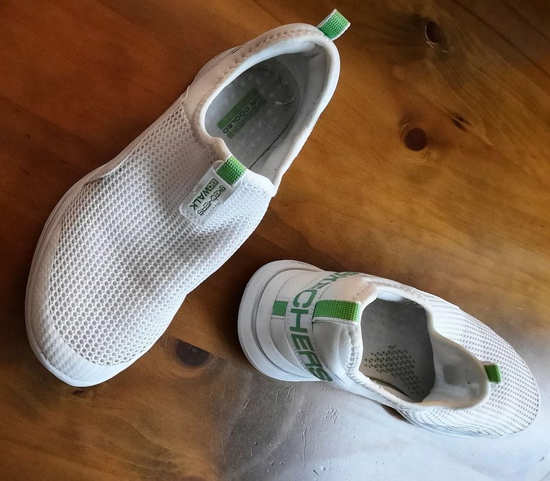 Weiße Sneaker mit grün von Skechers
