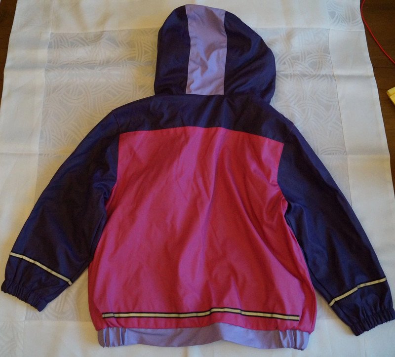 Gefütterte, lila/rosa Regenjacke von Kiki&Koko mit Kapuze und Reflektoren
