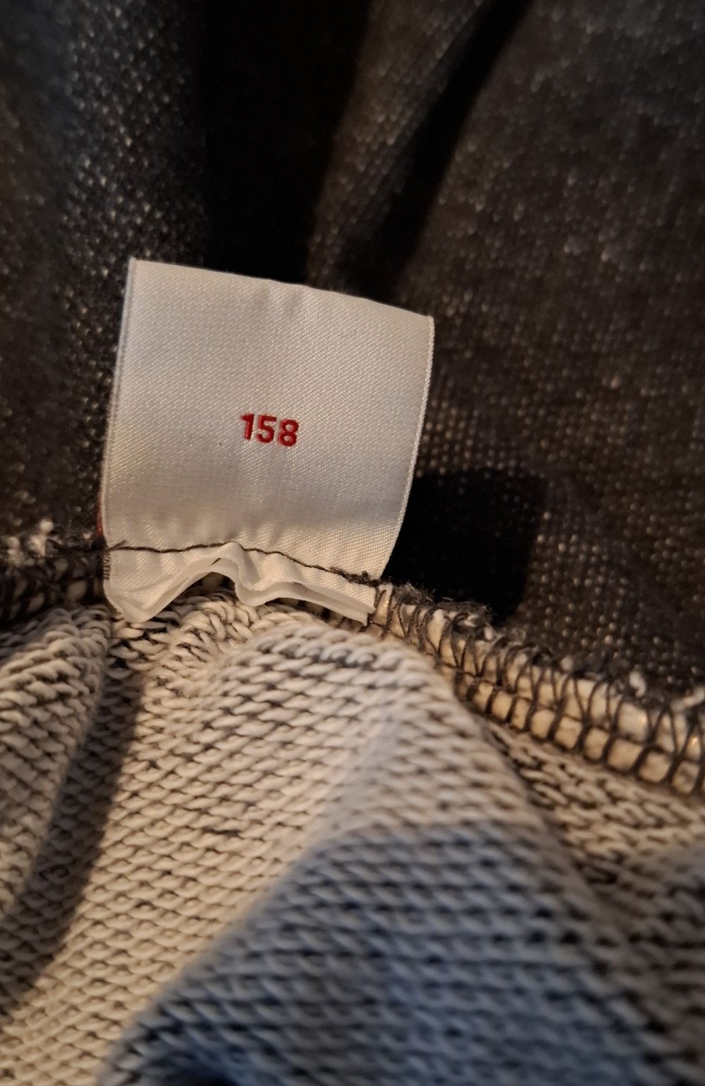 Das beige/hellrosa T-Shirt aus Bio-Baumwolle von hessnatur mit Aufdruck ist sehr gut erhalten. Keine Löcher oder sonstige Beschädigungen, ... Kombiversand mit anderen Artikeln möglich. Nichtraucherhaushalt