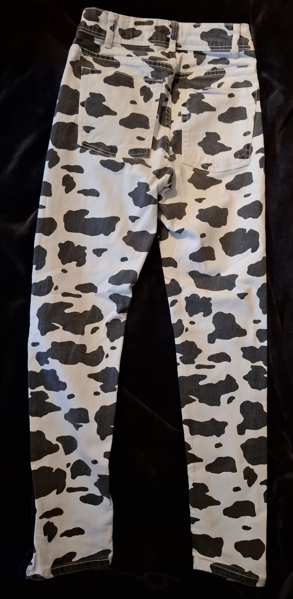 Stretchjeans mit schwarz-weißem Kuhfleckenmuster von Bershka