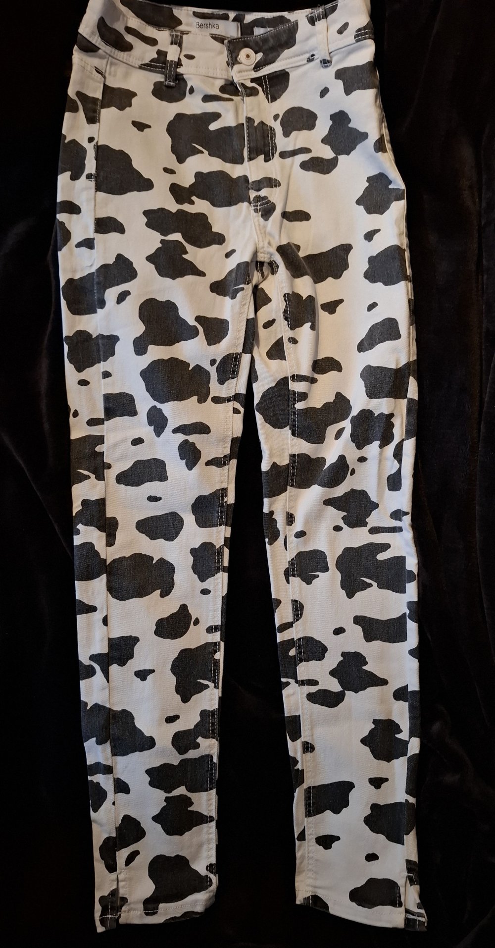 Stretchjeans mit schwarz-weißem Kuhfleckenmuster von Bershka