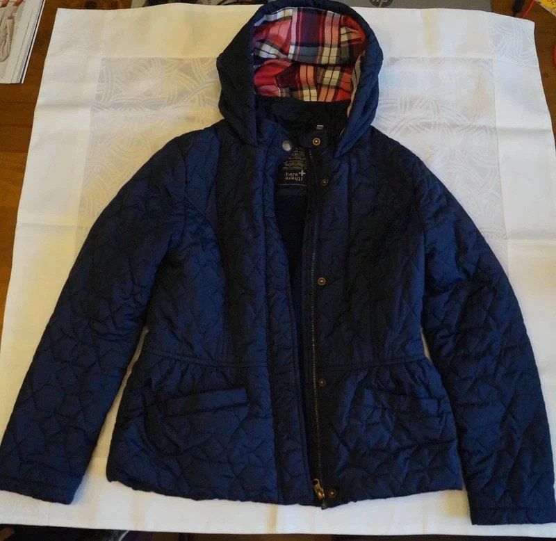 Dunkelblaue, leichte Wintersteppjacke mit Kapuze von here + there