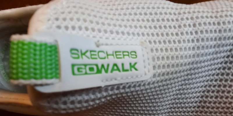 Weiße Sneaker mit grün von Skechers