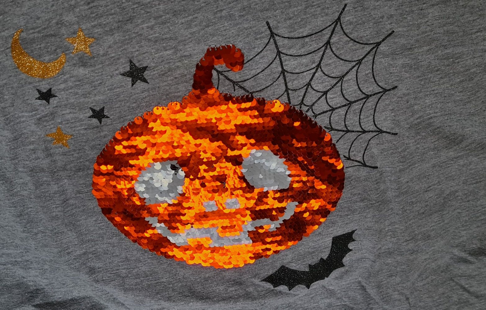 Grau-meliertes Longsleeve-Shirt von emoji mit Wende-Pailletten - Halloween