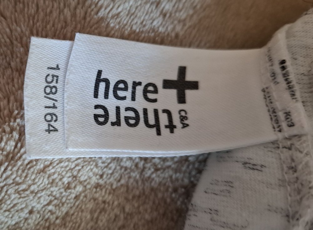 Grau meliertes T-Shirt mit Glitzeraufdruck von Here + There