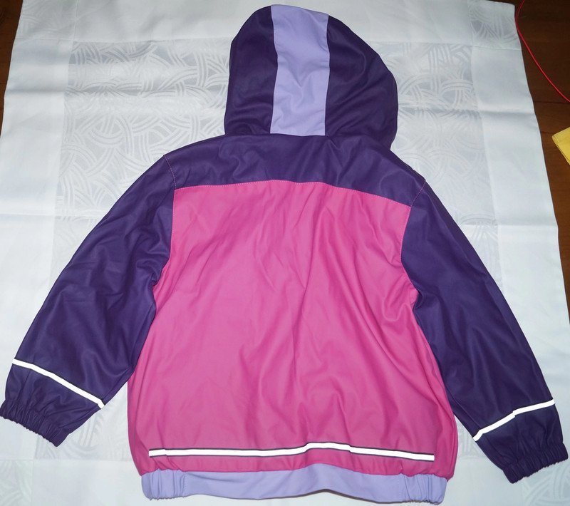 Gefütterte, lila/rosa Regenjacke von Kiki&Koko mit Kapuze und Reflektoren