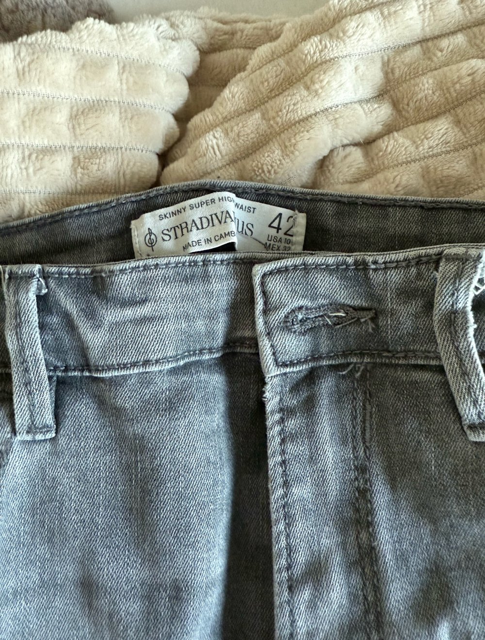 Graue Skinny Jeans